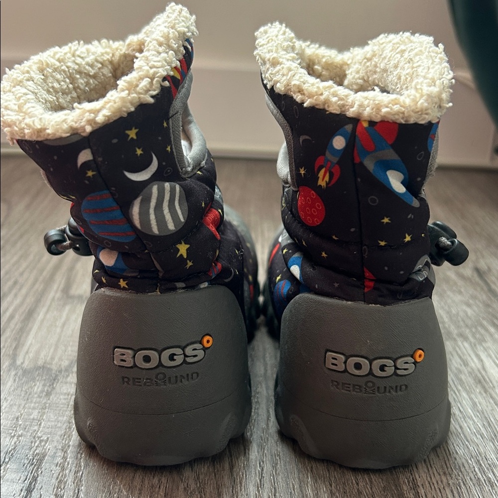 Bogs Black and Gray Space-Themed Kids waterproof boots size 8 - Picture 4 of 8